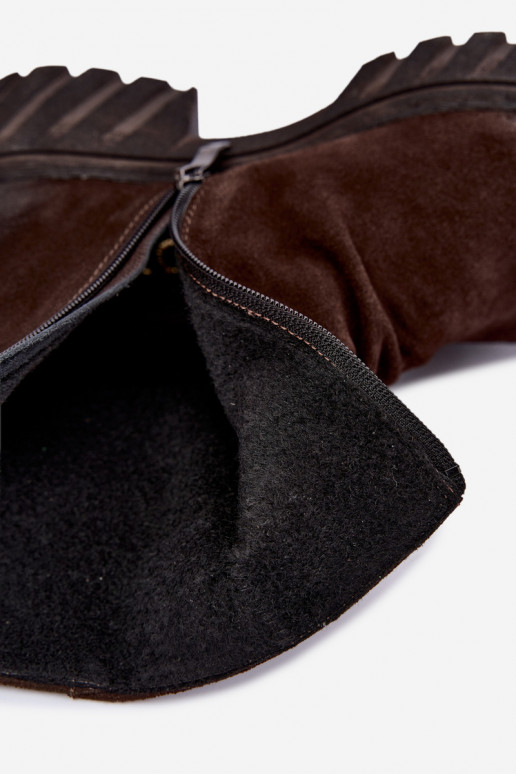 Stivali in suede marroni isolati con volant Zazoo 60590
