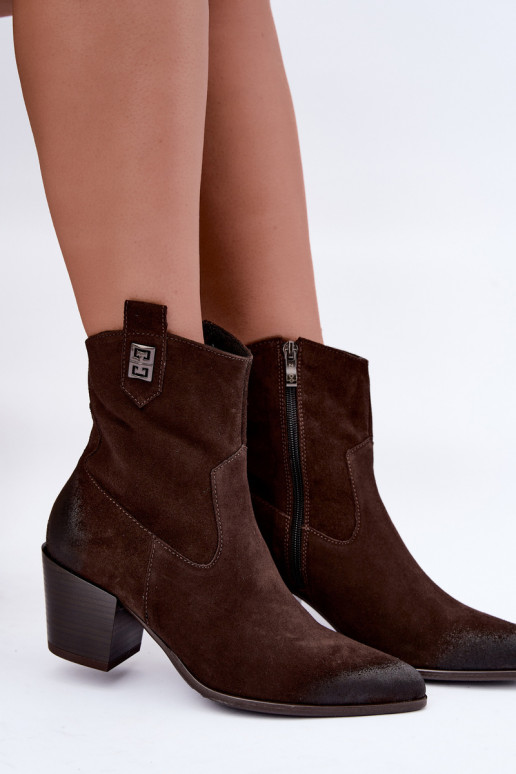 Stivaletti isolati da donna in stile cowboy con tacco in suede naturale Zazoo 60603