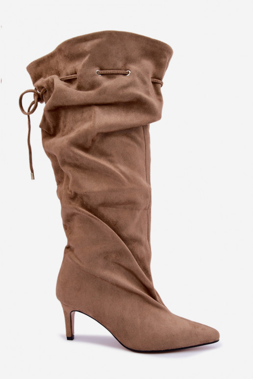 Stivali alti isolati slip-on con tacchi sottili e dettagli eleganti color sabbia Tivel