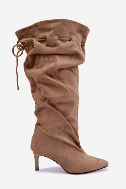 Stivali alti isolati slip-on con tacchi sottili e dettagli eleganti color sabbia Tivel