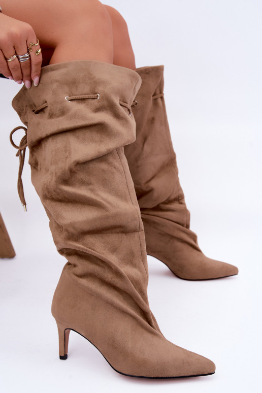 Stivali alti isolati slip-on con tacchi sottili e dettagli eleganti color sabbia Tivel