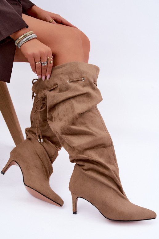 Stivali alti isolati slip-on con tacchi sottili e dettagli eleganti color sabbia Tivel