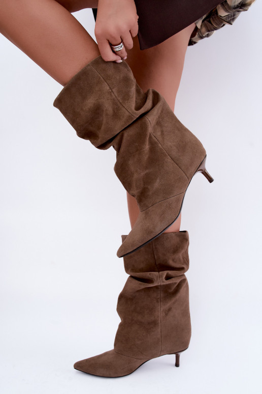 stivaletti slip-on con tacco in suede sintetico di colore khaki Cindrelle