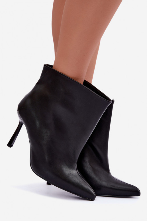 Stivaletti slip-on con tacco sottile in pelle sintetica nera Kamea