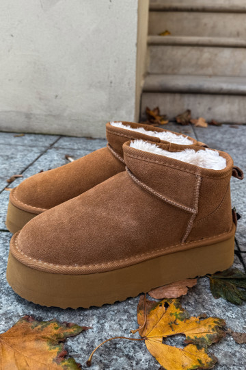 Scarpe color sabbia con accenti neri e suola spessa 2