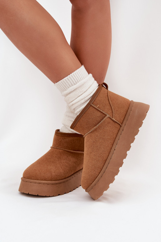 Scarpe color sabbia con accenti neri e suola spessa