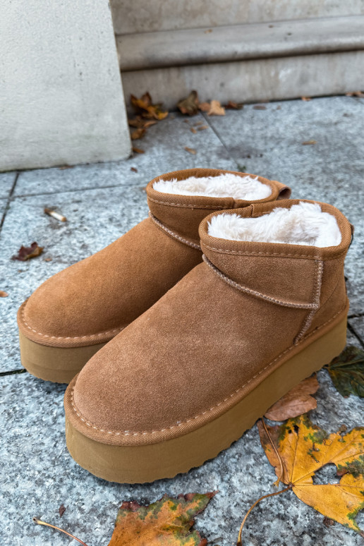 Scarpe color sabbia con accenti neri e suola spessa