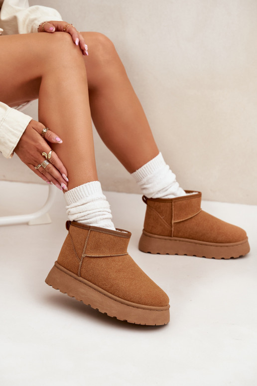 Scarpe color sabbia con accenti neri e suola spessa