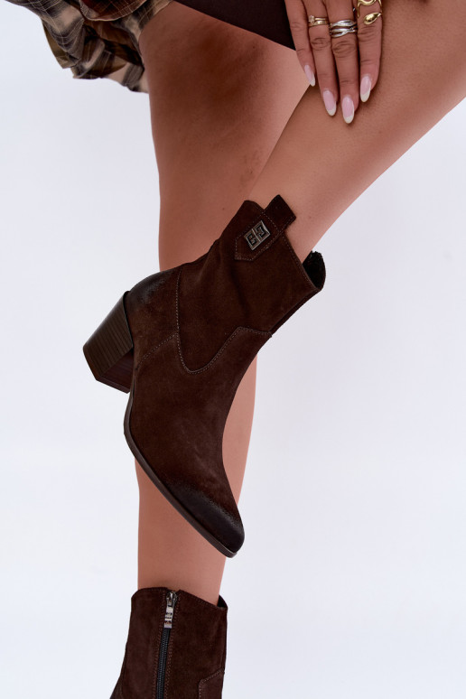 Stivaletti isolati da donna in stile cowboy con tacco in suede naturale Zazoo 60603