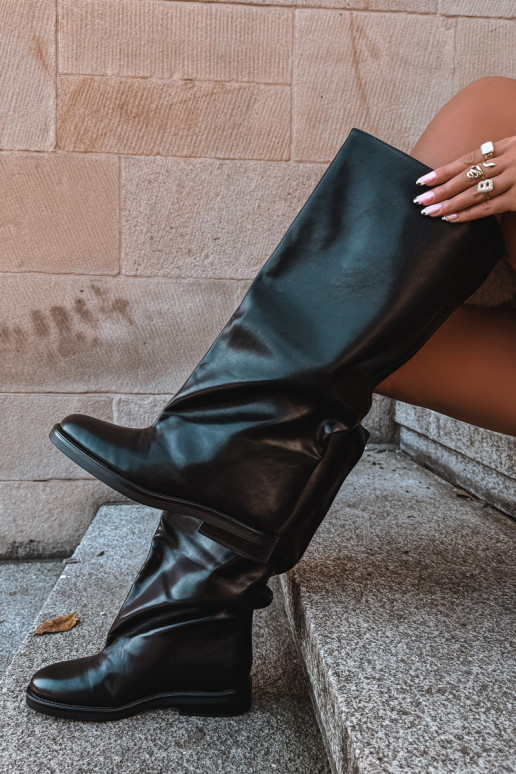 stivali alti da donna con tacchi larghi e ricamo decorativo in nero Gresa