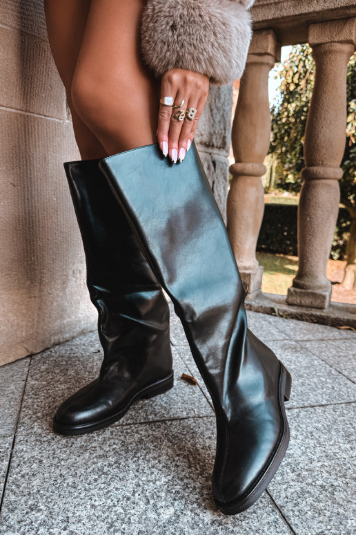 stivali alti da donna con tacchi larghi e ricamo decorativo in nero Gresa