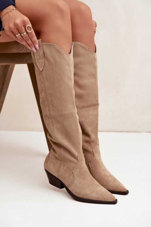 Stivali lunghi cowboy imbottiti con tacco in suede sintetico color sabbia Jovianne