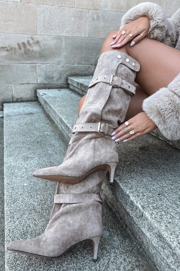 stivali alti slip-on con tacco sottile, cinturini e fibbie in colore sabbia Isabeau