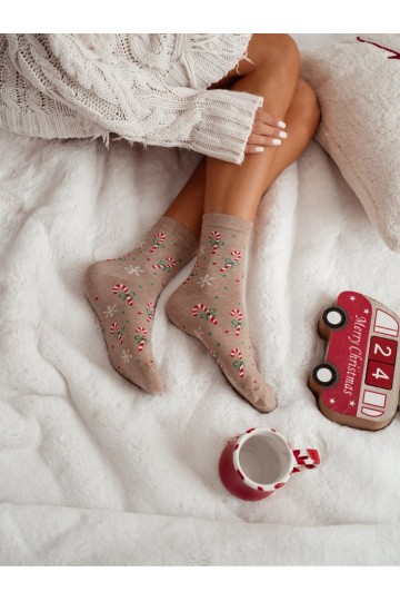 Calzini beige da donna con bastoncini di zucchero e fiocchi di neve