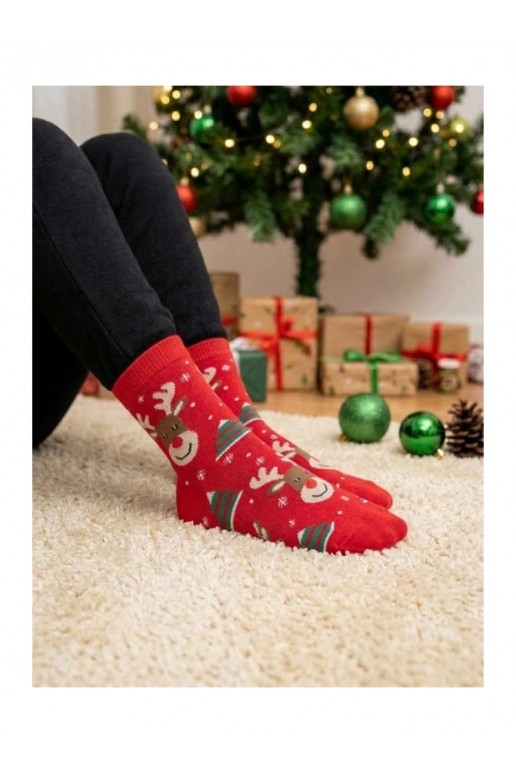 Calze per bambini con renne sorridenti e alberi di Natale in rosso