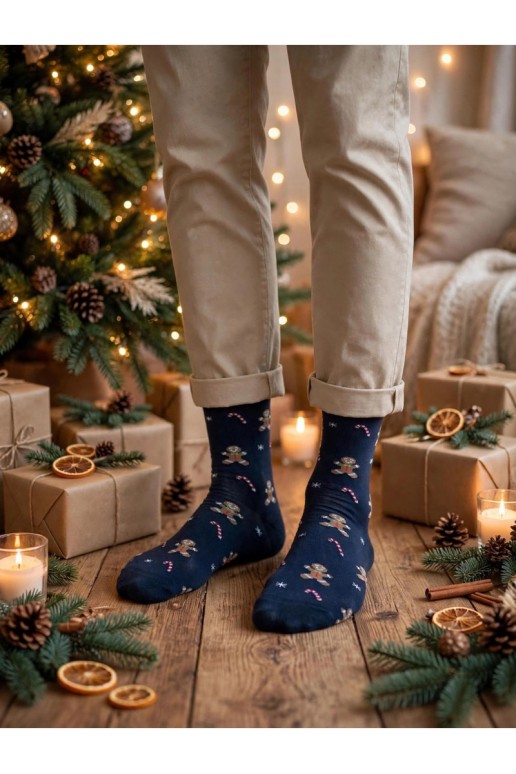 Calze da uomo con bastoncini di zucchero di Natale e biscotti in blu scuro