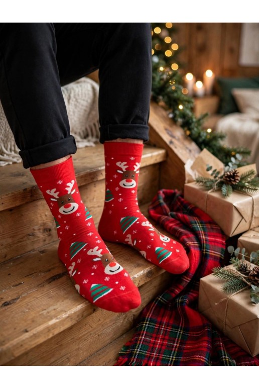 Calze da uomo con renne sorridenti e alberi di Natale in rosso