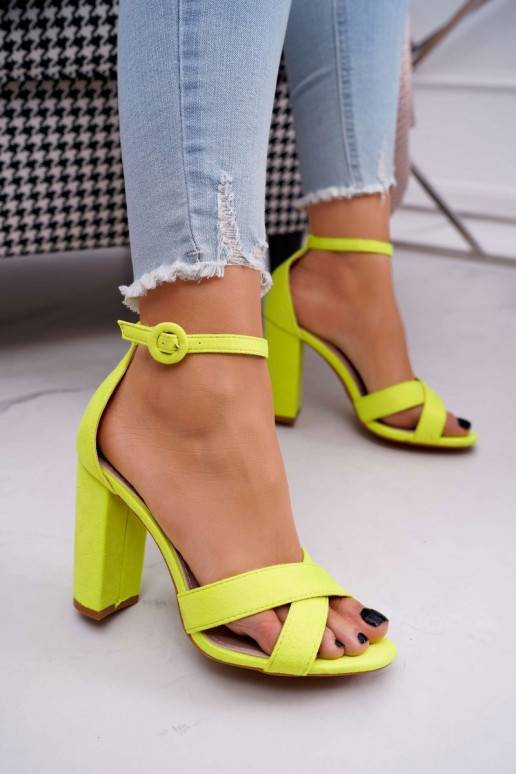 Sandali con tacco alto da donna in pelle scamosciata di colore giallo fluo