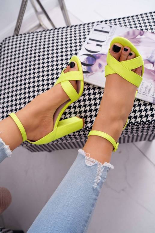Sandali con tacco alto da donna in pelle scamosciata di colore giallo fluo