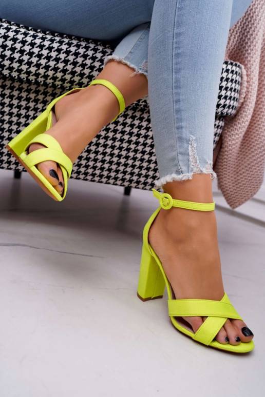 Sandali con tacco alto da donna in pelle scamosciata di colore giallo fluo