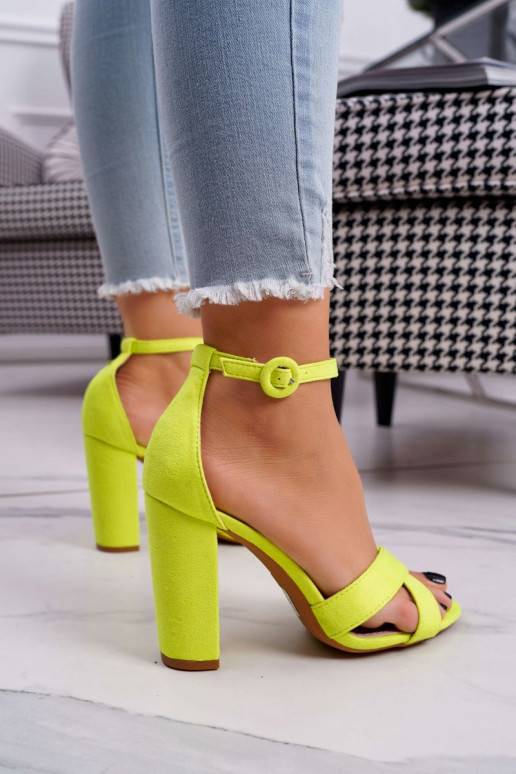Sandali con tacco alto da donna in pelle scamosciata di colore giallo fluo