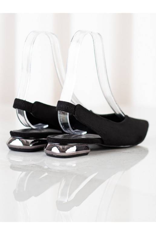 Stivali neri di un modello sorprendente Stivali neri di un modello sorprendente