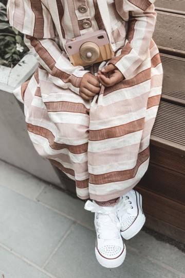 Sneakers da bambino con suola di colore bianco con occhielli in zirconi