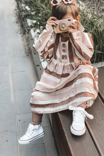 Sneakers da bambino con suola di colore bianco con occhielli in zirconi 2
