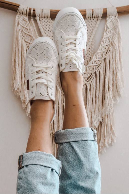 Sneakers bianche con motivi in pizzo Sneakers bianche con motivi in pizzo