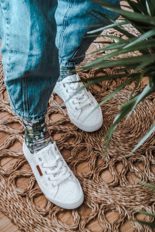 Sneakers bianche con motivi in pizzo Sneakers bianche con motivi in pizzo