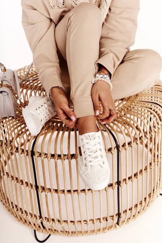 Sneakers bianche con motivi in pizzo Sneakers bianche con motivi in pizzo