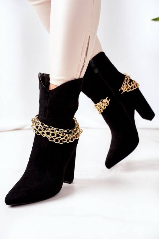 Stivali riscaldati con tacco in nero... Stivali riscaldati con tacco in nero...