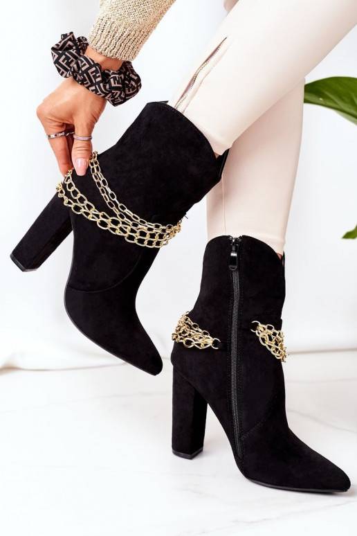 Stivali riscaldati con tacco in nero... Stivali riscaldati con tacco in nero...