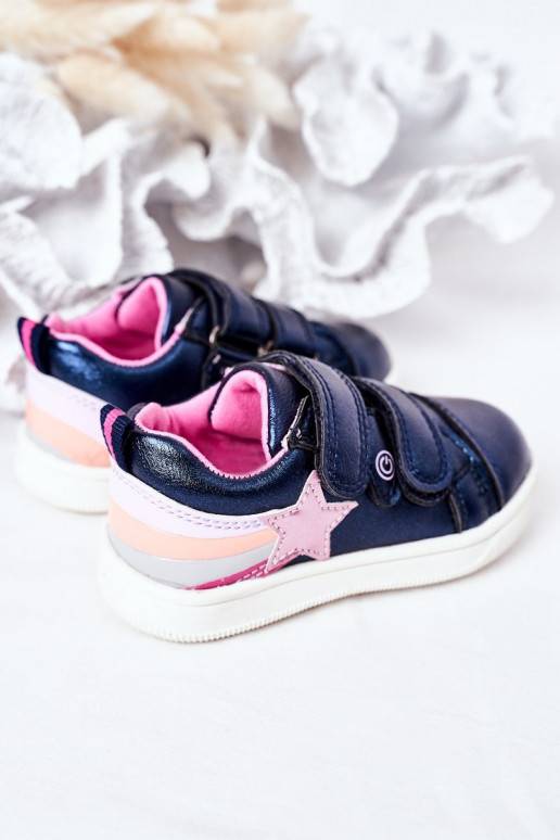 Scarpe sportive per bambini con un... Scarpe sportive per bambini con un...