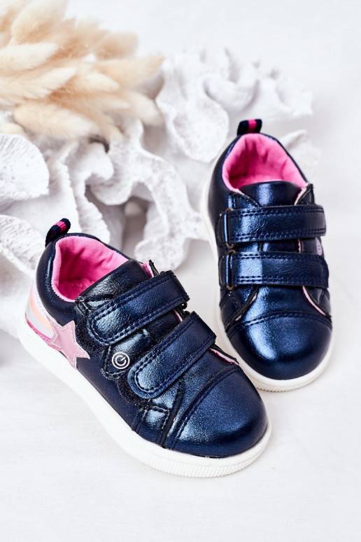 Scarpe sportive per bambini con un... Scarpe sportive per bambini con un...