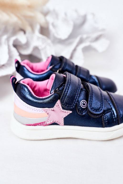 Scarpe sportive per bambini con un... Scarpe sportive per bambini con un...