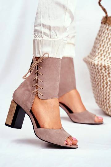 Sandalo da donna sandalo con tacco alto realizzato in pelle scamosciata