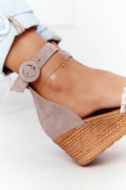 Sandali con plateau in camoscio color... Sandali con plateau in camoscio color...