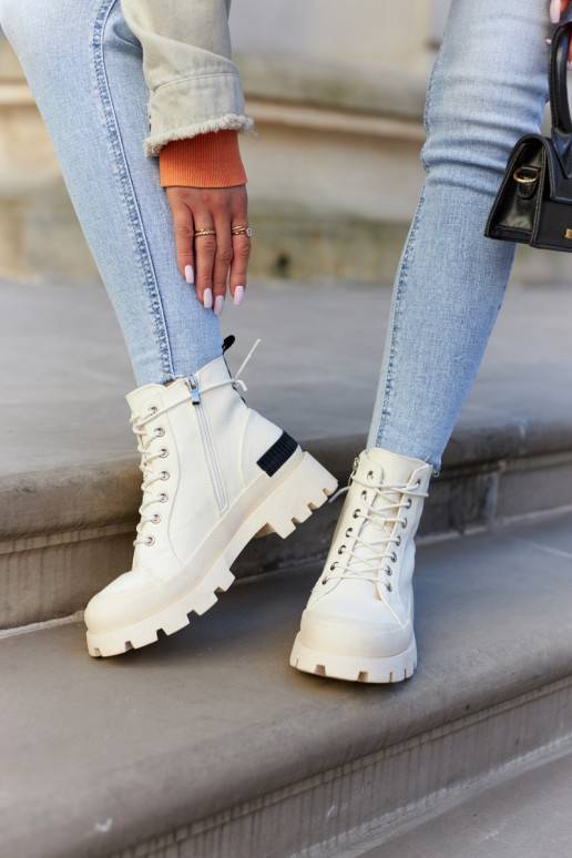 Stivaletti da donna di colore avorio... Stivaletti da donna di colore avorio...