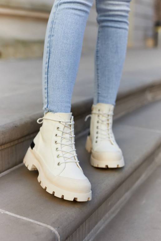 Stivaletti da donna di colore avorio... Stivaletti da donna di colore avorio...