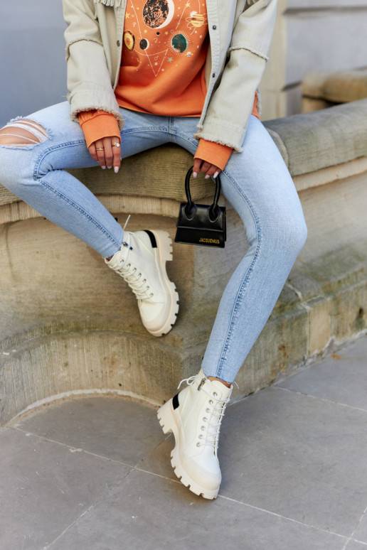 Stivaletti da donna di colore avorio... Stivaletti da donna di colore avorio...