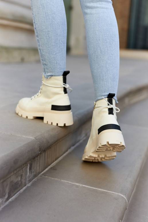 Stivaletti da donna di colore avorio... Stivaletti da donna di colore avorio...