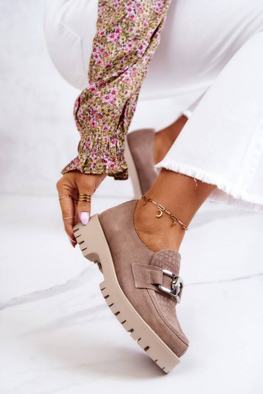 Scarpe scamosciate alla moda beige... Scarpe scamosciate alla moda beige...