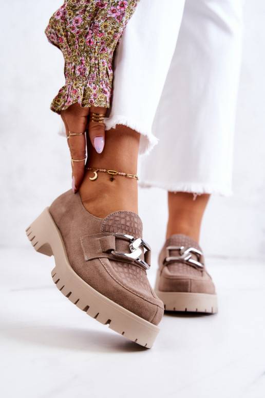 Scarpe scamosciate alla moda beige... Scarpe scamosciate alla moda beige...