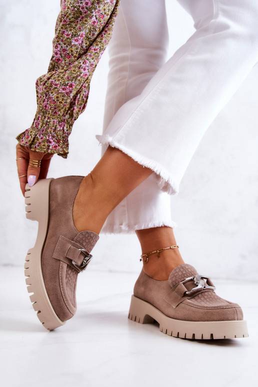 Scarpe scamosciate alla moda beige... Scarpe scamosciate alla moda beige...