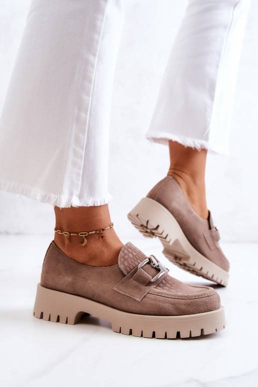 Scarpe scamosciate alla moda beige... Scarpe scamosciate alla moda beige...