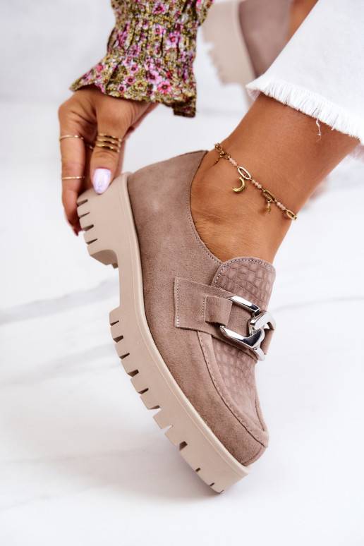 Scarpe scamosciate alla moda beige... Scarpe scamosciate alla moda beige...