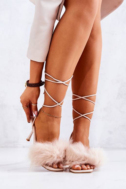 Sandali con tacco sottile e pelliccia...