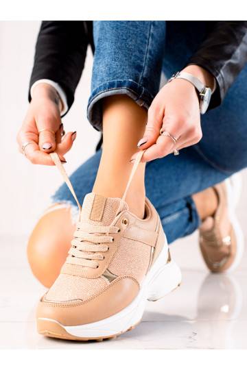 Scarpe modello sneakers dal design elegante con plateau