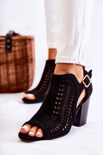 Stivali da donna con motivi Cut Out di colore nero Beyond Us 2